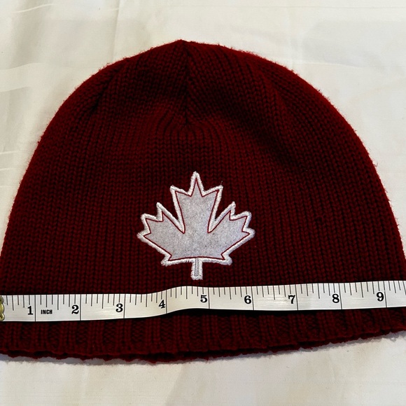 Kootenay Canada Maple Leaf 🇨🇦 Chunky Beanie - Picture 6 of 9